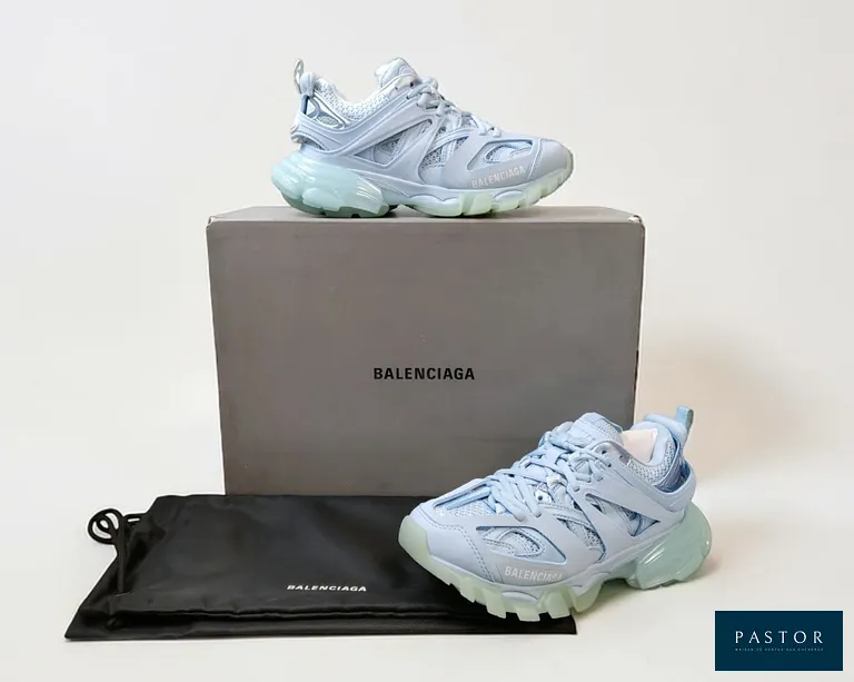 BALENCIAGA. Paire de sneakers "Track" coloris light blue, P.35. Parfait état, à noter un léger défaut de coloration des languettes arrière (voir photo), avec boîte et dust-bag - TVA Récupérable