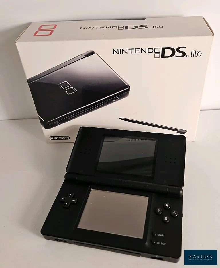 NINTENDO - DS LITE. Console DS Lite Noire en boite avec chargeur. TBE. On y joint une housse et une coque de protection. PAL