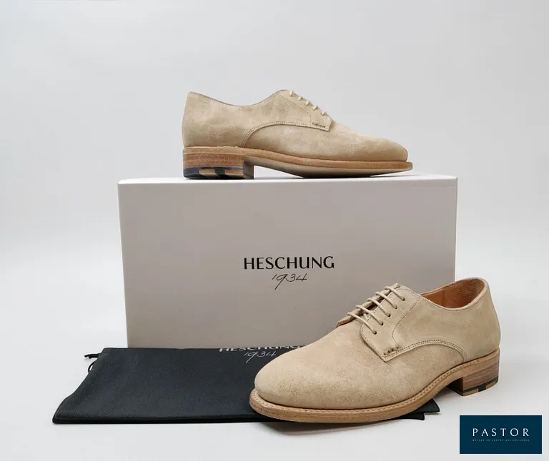 HESCHUNG. Paire de derbies "Anemone" en cuir velours sable, P.4. NEUVE avec boîte et dust-bag - TVA Récupérable