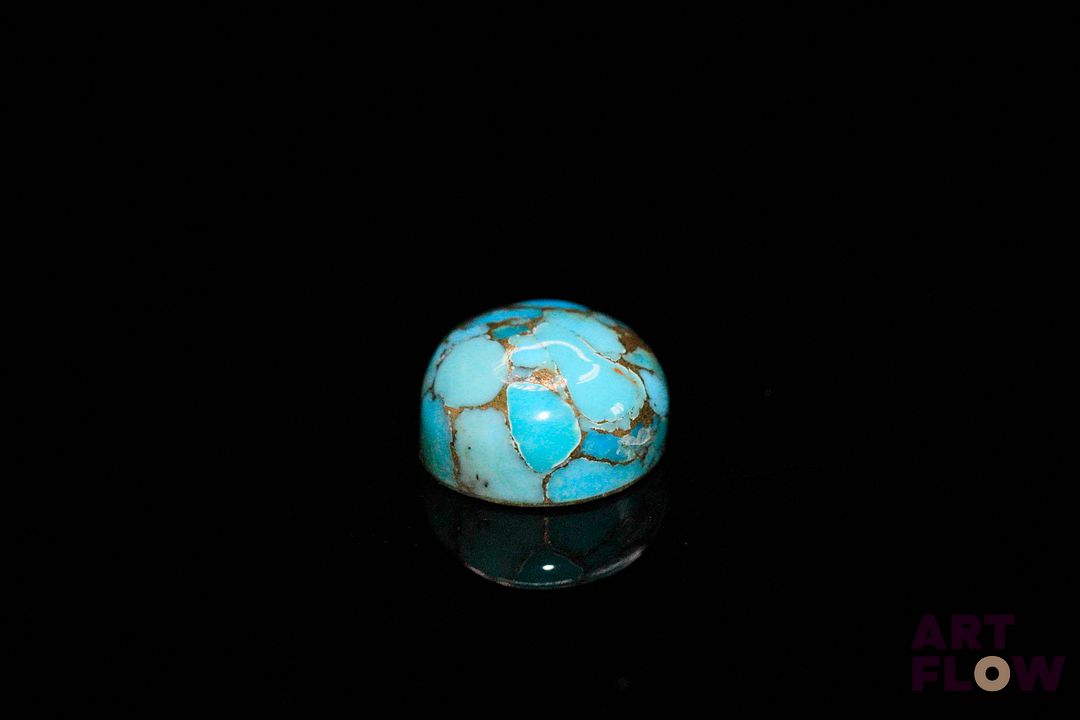 Turquoise «copper» cabochon rond. Traité. 4.45 cts. 10.5mm