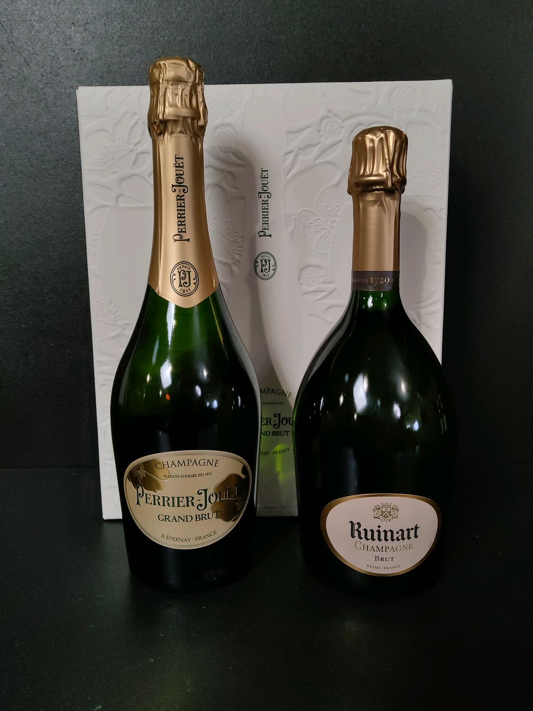 Lot de 2 bouteilles de champagne : Ruinart R de Ruinart 75cl et Perrier-Jouët Grand Brut 75cl
