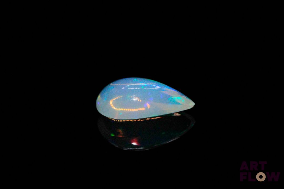 Opale cabochon poire. Beaux éclats de couleur. 2.81 cts. 15.0mm x 9.0mm