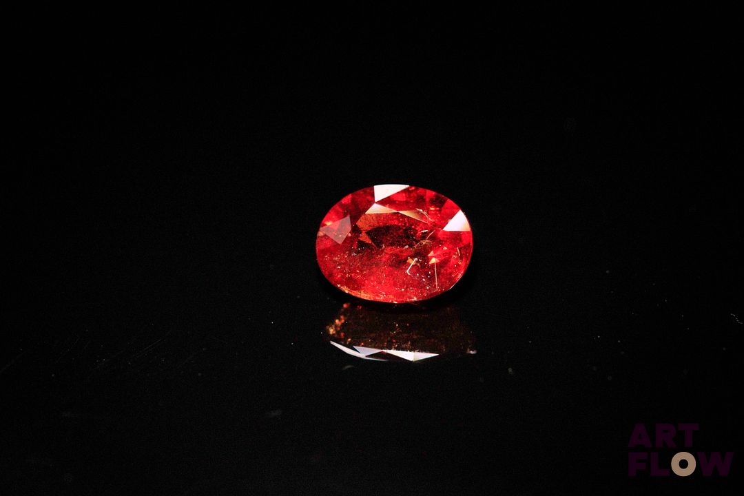 Grenat spessartite ovale. Très belle couleur, saturé, inclusions. 2.19 cts. 8.0mm x 6.5mm