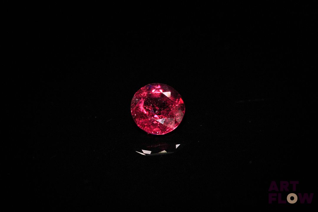 Grenat rhodolite rond. Probablement Tanzanie, très belle couleur. 1.39 ct. 6.5mm