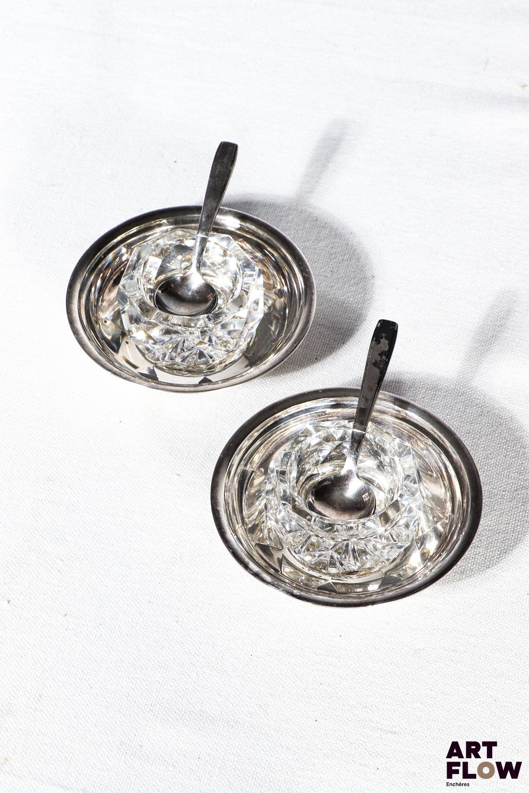 CHRISTOFLE Paire de salière et poivrière en cristal Baccarat et métal argenté. Dans leur boîte d'origine. Bon état général malgré quelques légers défauts (oxydations, et petits accidents sur le cristal).