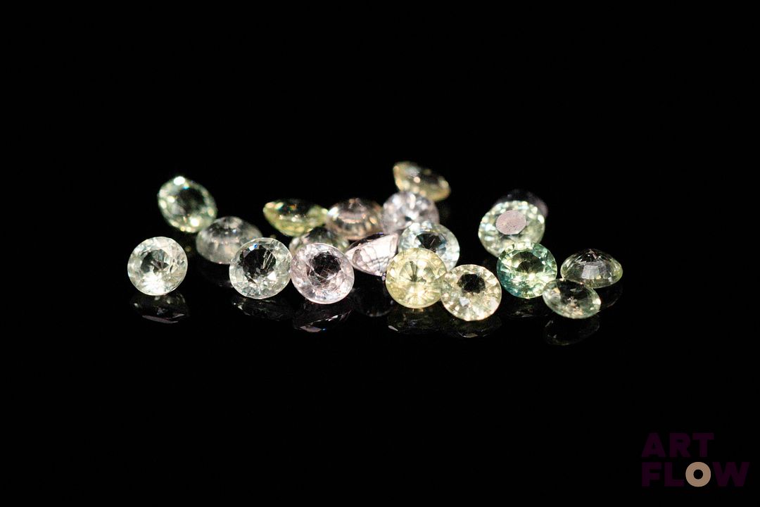 Dix-neuf saphirs multicolores ronds. 3.56 cts. Diam. moy.: 3.5mm