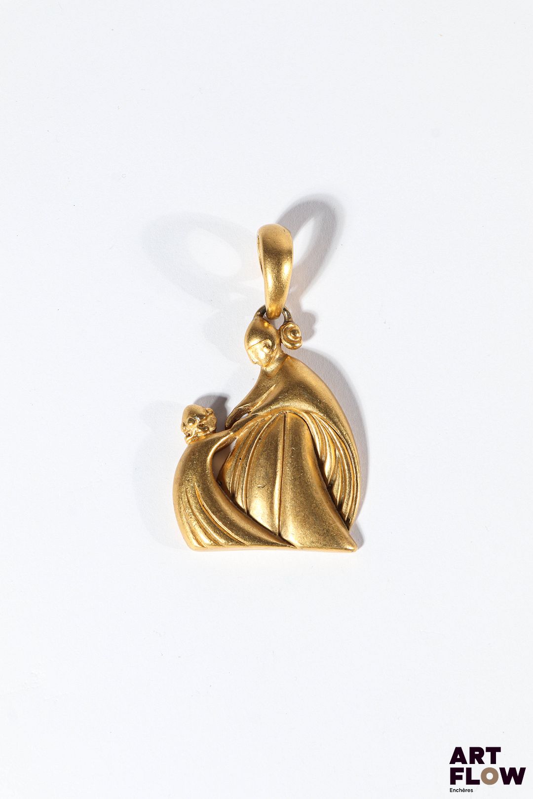 LANVIN Parfums, Charm ou pendentif en métal doré représentant Madame Lanvin et sa fille H. 6 cm environ