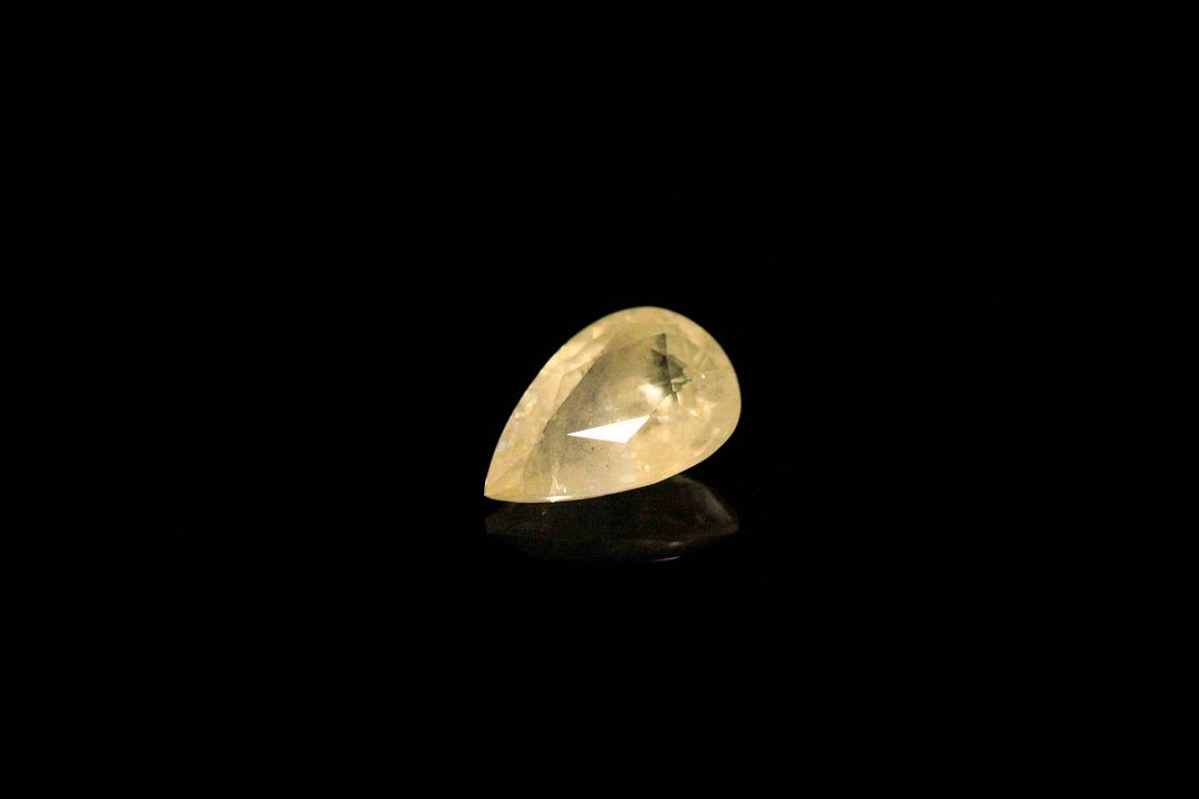 Saphir jaune pâle poire. Jolie couleur. 1.31 ct. 8.5mm x 5.7mm