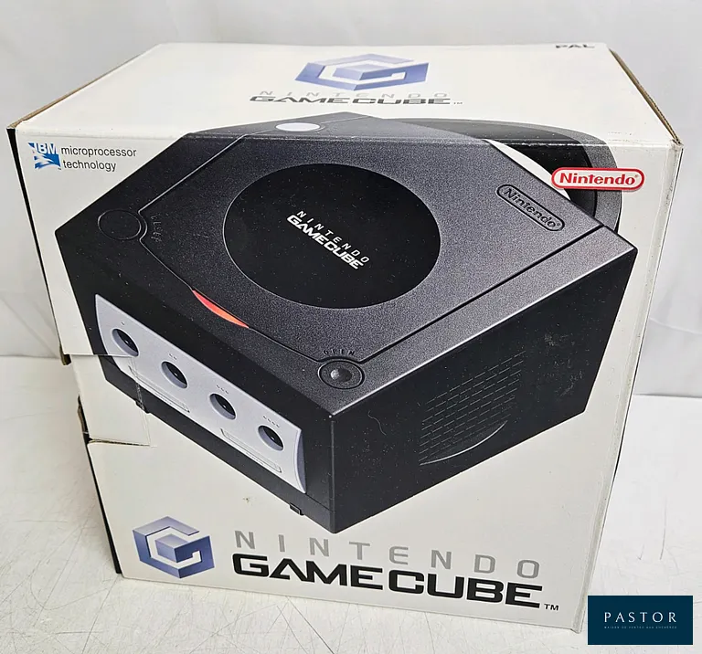 NINTENDO - GAMECUBE. Console Gamecube en boite avec manette, péritel, alimentation et notice. PAL. BE. Sortie : 2002. Incontournable pour les amateurs de Nintendo. - Test d'allumage effectué avec succès