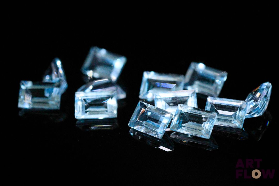 Douze topazes bleues rectangulaires à pans coupés. 8.74 cts. Dims. moy.: 6.0mm x 4.0mm