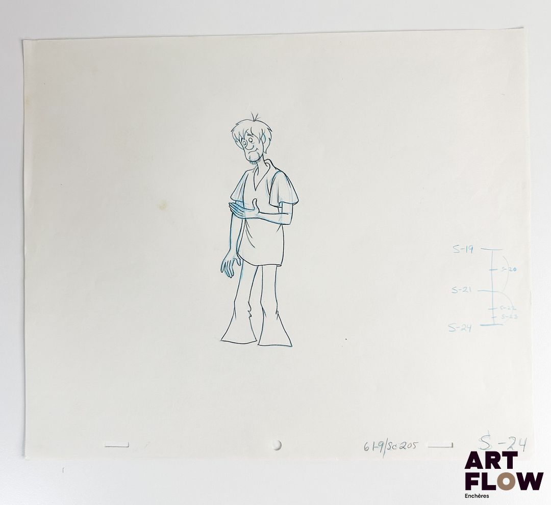 Scooby-Doo d'après Iwao Takamoto Sammy Dessin à la mine de plomb et crayon de couleur représentant Shaggy regardant sa main Animé américain d'après la série Scooby-Doo, Where Are You! créée par Joe Ruby et Ken Spears "Scooby-Doo est le personnage principal de l’univers de Scooby-Doo. C’est un grand chien parlant, gourmand et peureux, mais toujours fidèle à ses amis. Aux côtés de Shaggy, Velma, Daphne et Fred, Scooby-Doo résout des mystères impliquant des monstres et criminels déguisés, mêlant humour, courage et esprit d’équipe dans chaque aventure." Dimensions : 26,5 x 31,5 cm