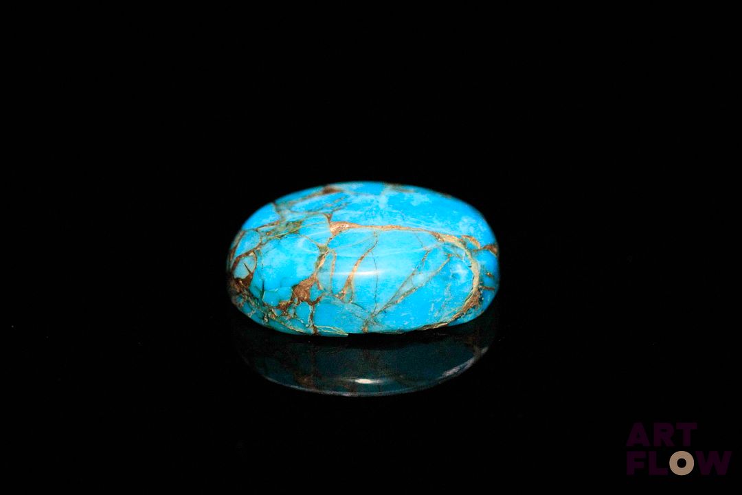 Turquoise «copper» cabochon ovale. Traité. 6.09 cts. 14.0mm x 10.0mm