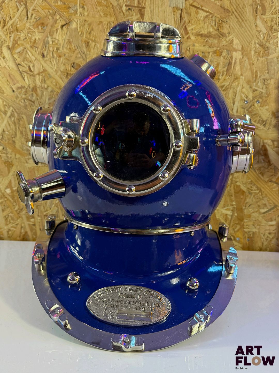 Casque de scaphandre Mark V, Morse diving équipement Co. Inc. Boston. Dimensions 46 x 40 x 46 cm Fenêtre avant ouvrable. Reproduction moderne des casque de scaphandres américains. Très bon état général - Expédition obligatoire.
