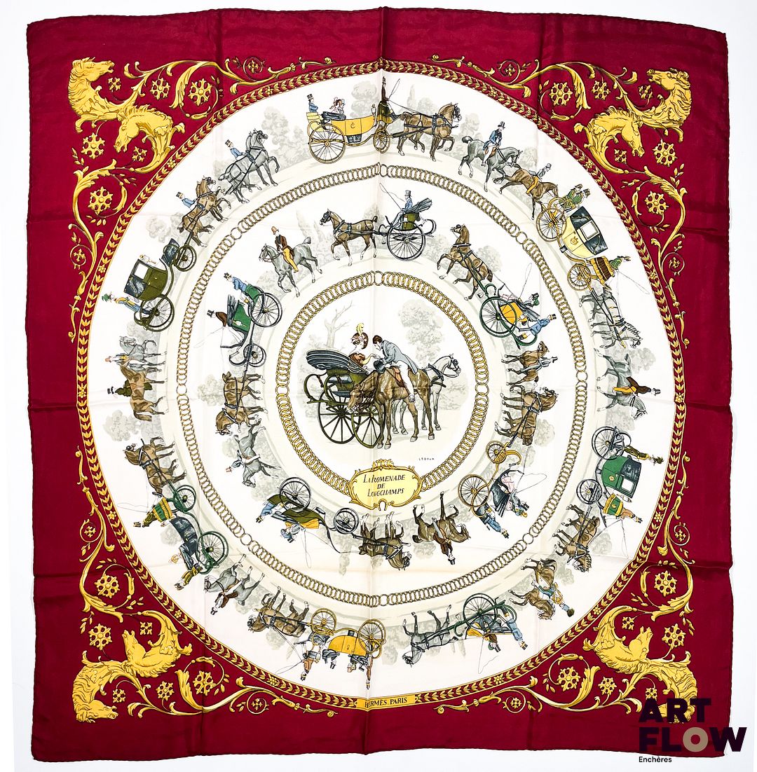 HERMÈS Modèle "Promenade de Longchamps" Carré en twill de soie dans les tons ivoire et bordeaux, dessiné par Philippe LEDOUX 90 x 90 cm Bon état général malgré quelques légers défauts (fils tirés, petite trace)