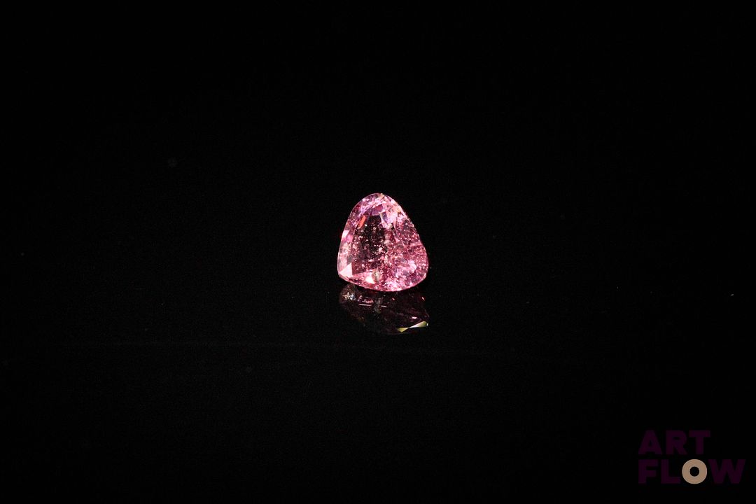 Spinelle rose vif poire. Très belle couleur. 0.97 ct. 6.6mm x 5.5mm