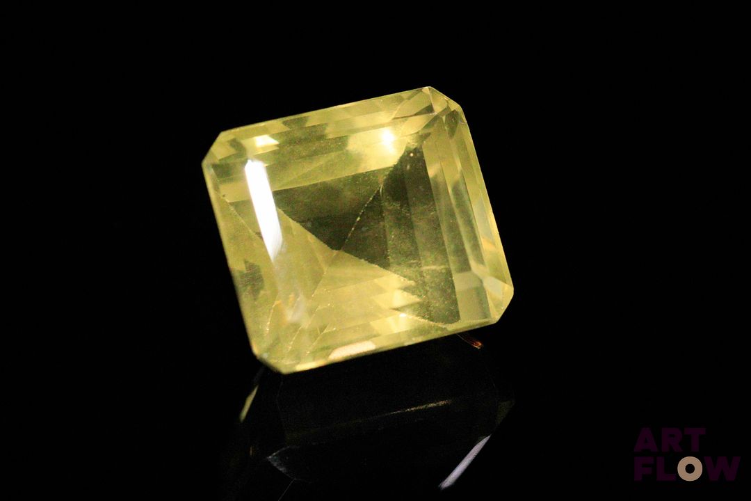 Important quartz «Lemon» rectangulaire à pans coupés. Probablement Brésil, non chauffé. 17.97 cts. 15.0mm x 14.0mm