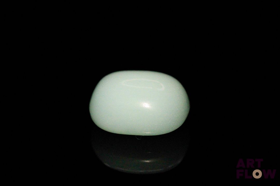 Chrysoprase cabochon ovale. 8.84 cts. 13.8mm x 11.8mm