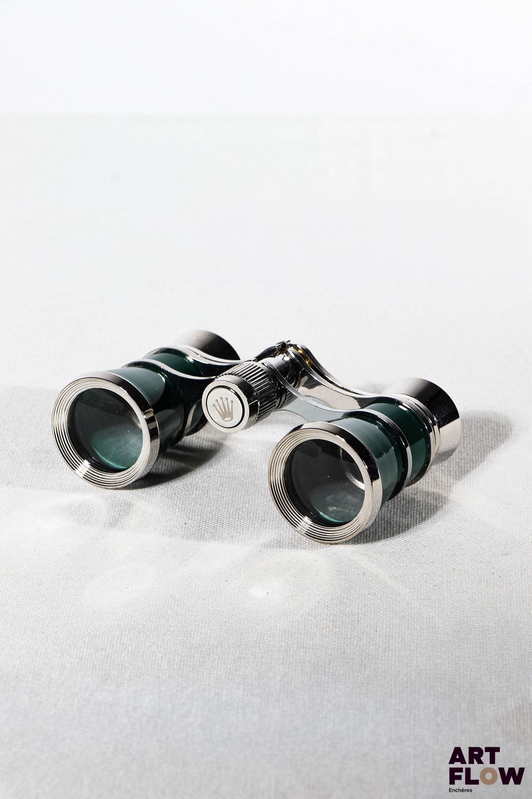 ROLEX Paire de jumelles de théâtre en métal argenté laqué en vert. Elles étaient offertes aux clients VIP de la marque. Dans sa boîte d'origine 5,5 x 9,5 cm Très bon état général