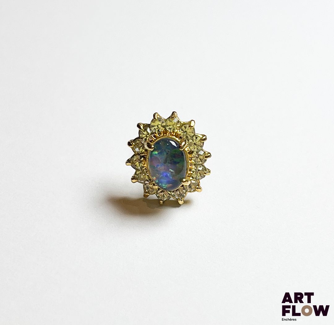 Boucle d'oreille en or jaune centrée d'une opale Poids brut : 1,42 gr