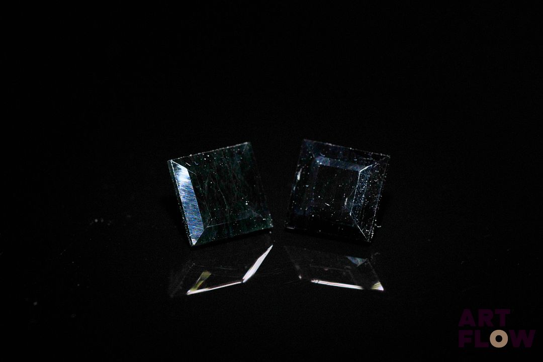 Appairage de saphirs carrés à pans vifs. 8.06 cts. Dims. moy.: 8.0mm x 8.0mm
