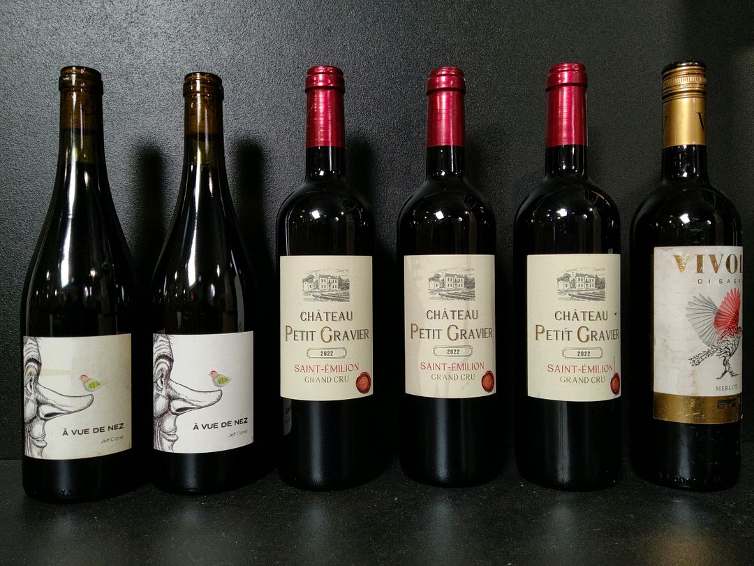 Lot de 12 bouteilles de vin rouge dont : Château Petit Gravier Saint-émilion Grand Cru 2022, Château Salbert Médoc 2018, Chateau La Tour Cordouan Médoc 2017…