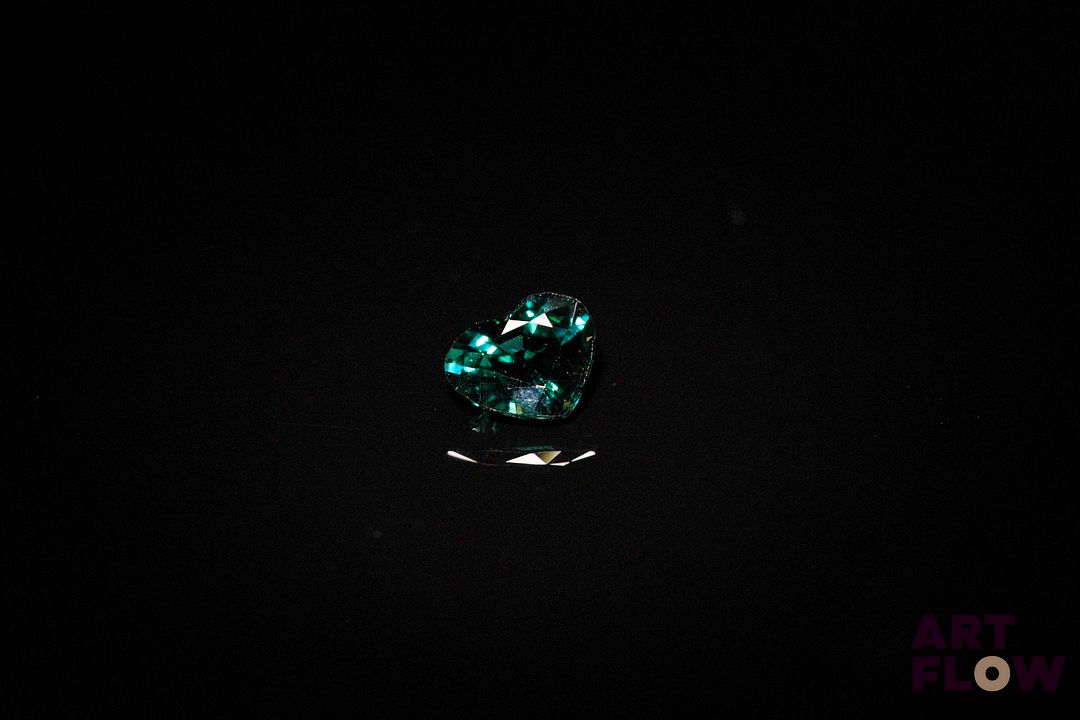 Spinelle bleu coeur. Très belle couleur, belle clarté, beau lustre. 0.75 ct. 6.3mm x 5.3mm