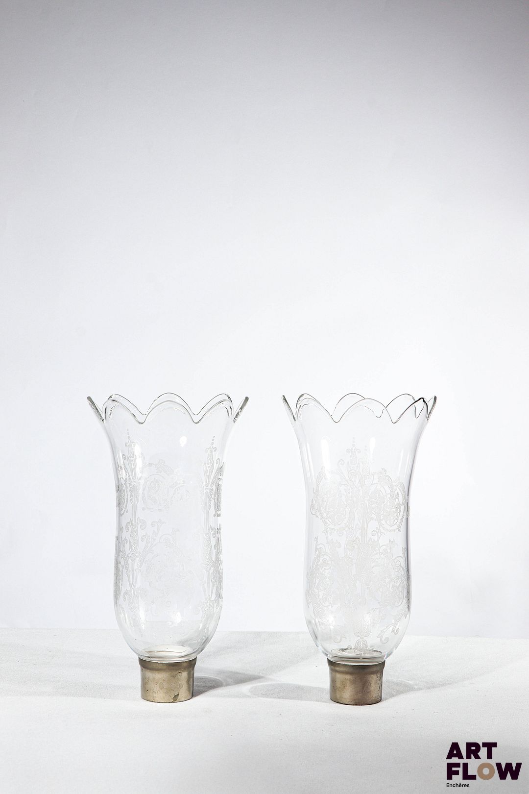 BACCARAT Paire de photophores en cristal à décor gravé à la pointe de rinceaux. Signés. H. 24 cm Socles manquants