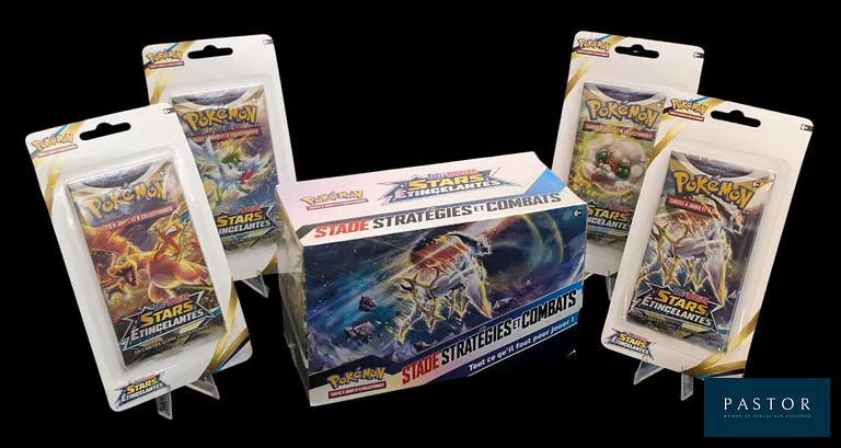 Coffret Pokémon scellé : Stade Stratégies et Combats.
Série du bloc Épée&Bouclier : Stars Étincelantes (EB09) + Artset sous blister de la même série.
En français.