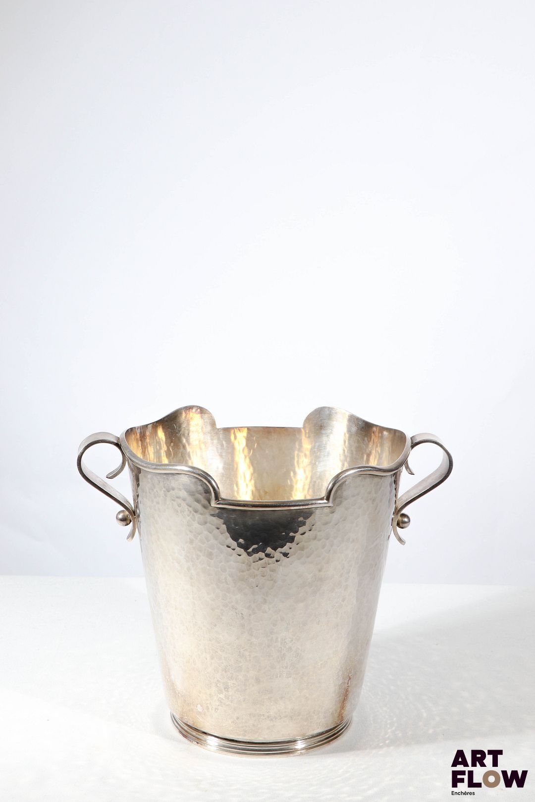 Jean DESPRES (1889-1980) Seau à champagne en métal argenté à anses volutes. Signé J. DESPRES et daté 1968 à la pointe sous la base. Haut. : 21,5 cm Diam. : 27 cm Rayures d'usage