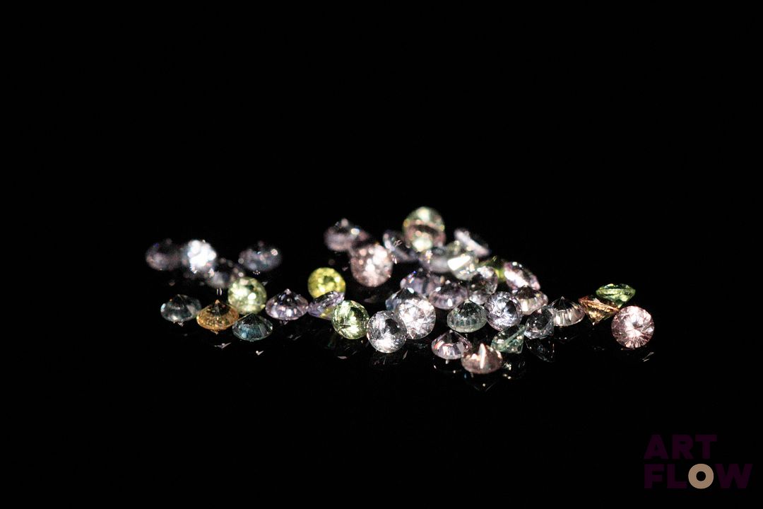 Quarante saphirs multicolores . 2.19 cts. Dims. moy.: 2.2mm x 3.0mm