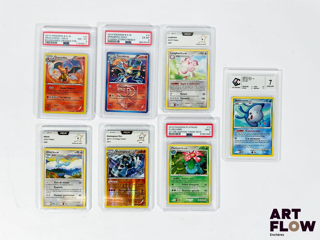 Ensemble de 7 cartes Pokémon gradées des blocs de séries Diamant&Perle, Platine, Noir&Blanc et XY : - Dracaufeu 20/149 - Holographique Cosmo - Frontières Franchies - PSA 8 (Proche du Neuf / Neuf). - Florizarre 13/147 - Rare - Platine - PSA 9 (Neuf) - Leuphorie 22/127 - Rare - Platine - PCA 9 (Proche du Neuf) - Altaria 18/127 - Rare - Platine - PCA 9 (Proche du Neuf) - Babimanta 55/130 - Peu Commune - Diamant&Perle - CCC 7 (Excellent) - Simiabraz 17/135 - Holographique - Noir&Blanc : Glaciation Plasma - PSA 6 (Excellent) - Mackogneur 46/111 - Rare reverse - XY : Poings furieux - PCA 9,5 (Neuf) Cartes en Français.