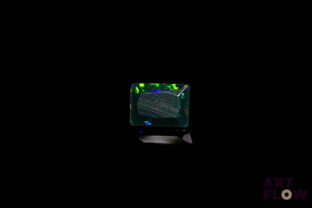 Opale noire rectangulaire à pans vifs. Jolie couleur, beaux éclats de couleur. 0.54 ct. 7.3mm x 5.3mm