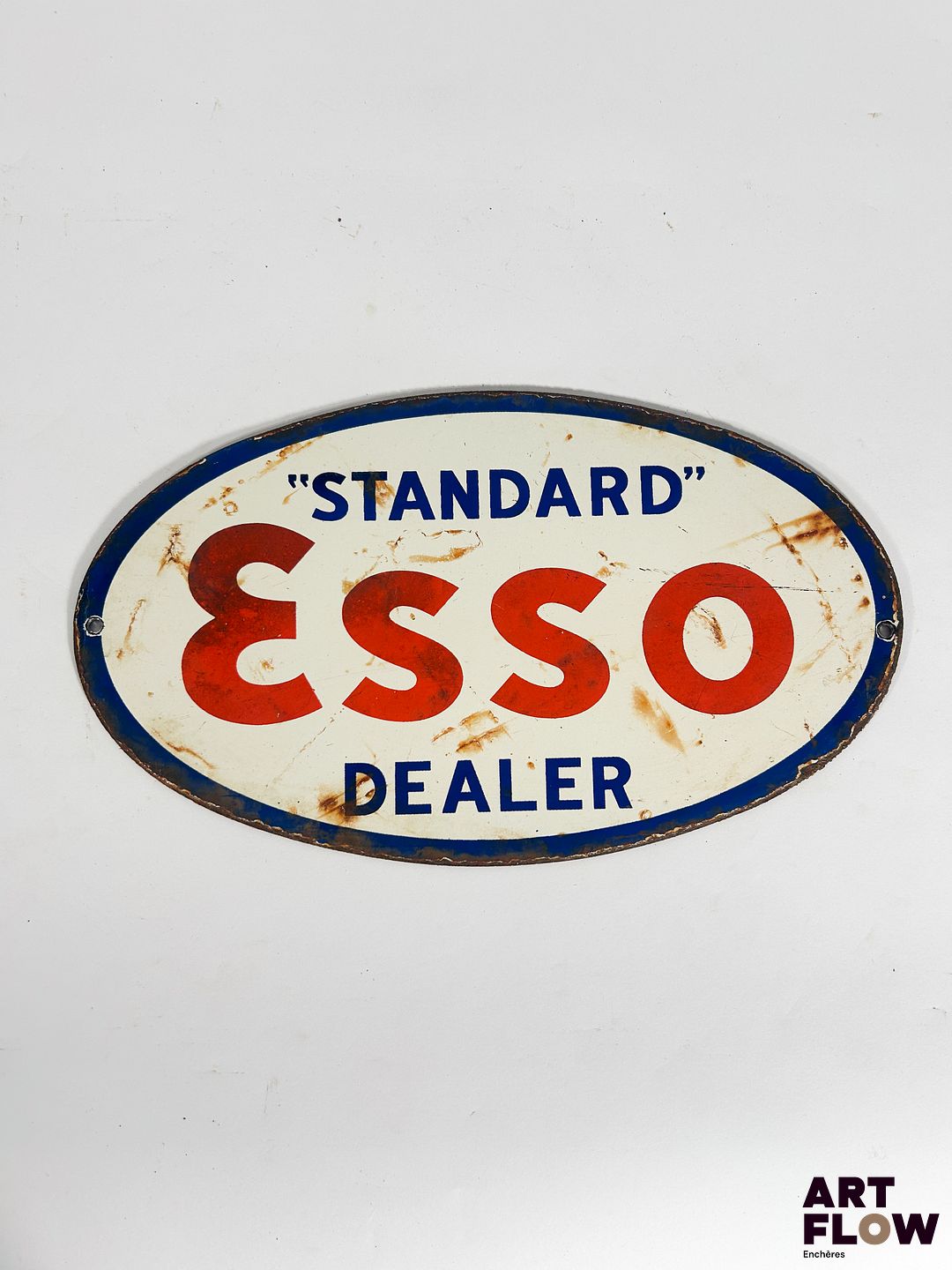 Plaque émaillée ovale Esso Dimensions : 17,5 x 30 cm Petits éclats et traces de rouille Reproduction moderne