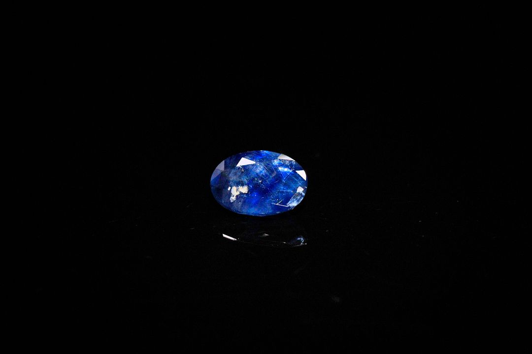 Saphir ovale. Jolie couleur, inclusions, givres. 1.39 ct. 7.5mm x 5.5mm