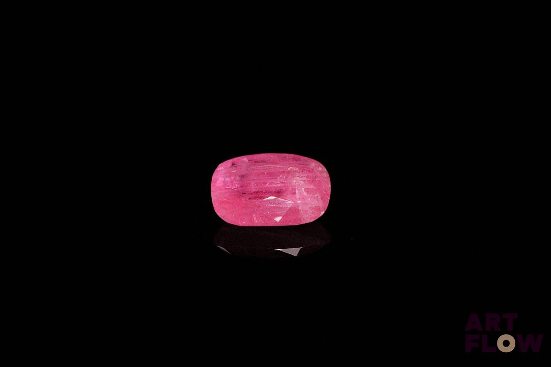 Rubis ovale. 1.67 ct. 8.3mm x 6.0mm