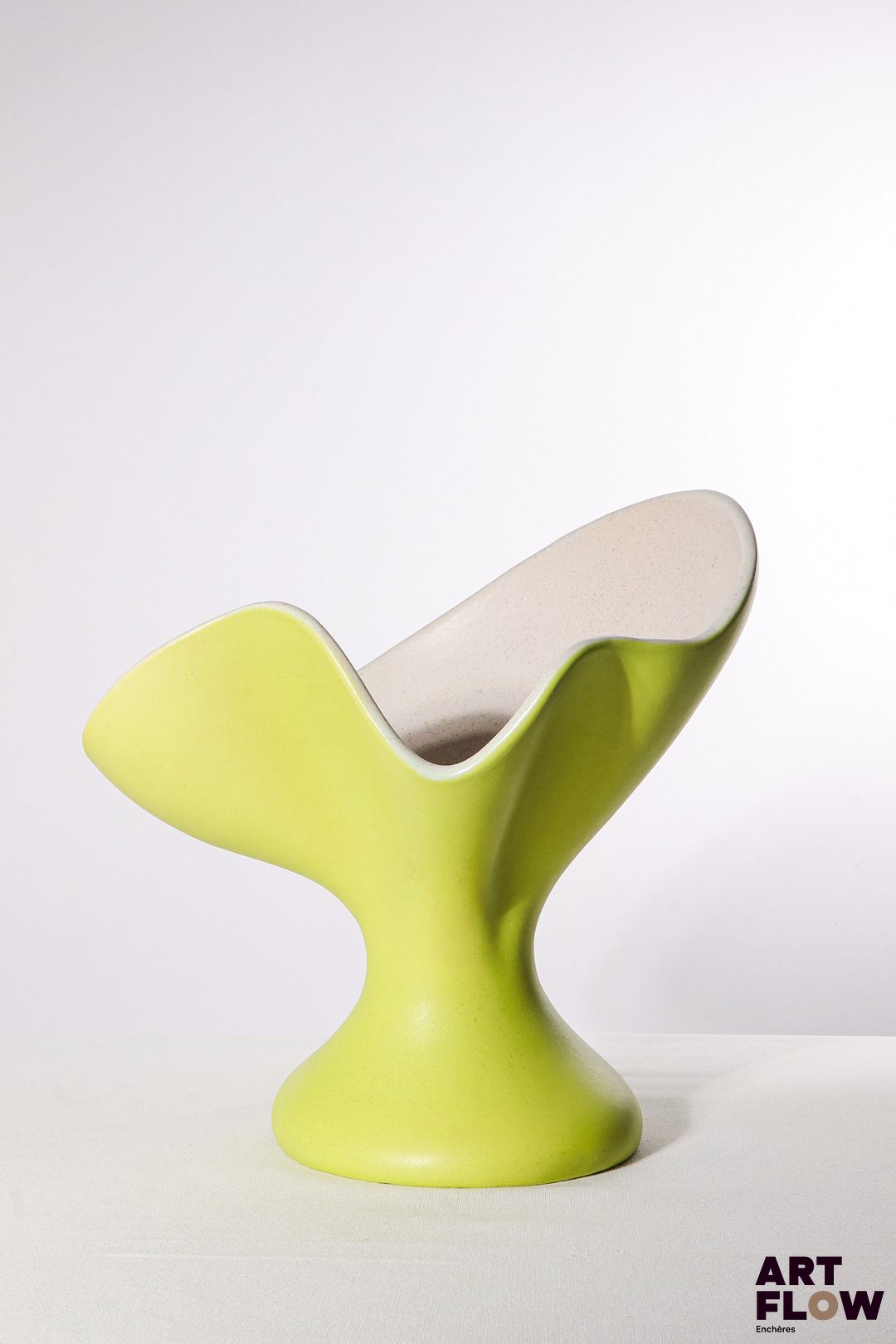 POL CHAMBOST (1906-1983) Vase 1056 dit "corolle" en faience émaillée à couverte verte à l'extérieur, et crème à l'intérieur. Incisé au revers "Poterie Pol Chambost, 1056, Made in France" 26,5 x 27 x 24 cm Bibliographie : Philippe Chambost, "Pol Chambost, Sculpteur-Céramiste 1906-1983", Somogy Editions d'Art, Paris, 2006, Modèle similaire p. 201