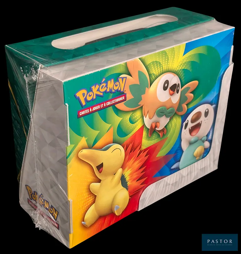 Valisette Pokémon scellée : Arceus.
Contient des boosters de plusieurs séries du bloc Épée&Bouclier dont Stars Étincelantes (EB09) et Poing de Fusion (EB08).
En français.