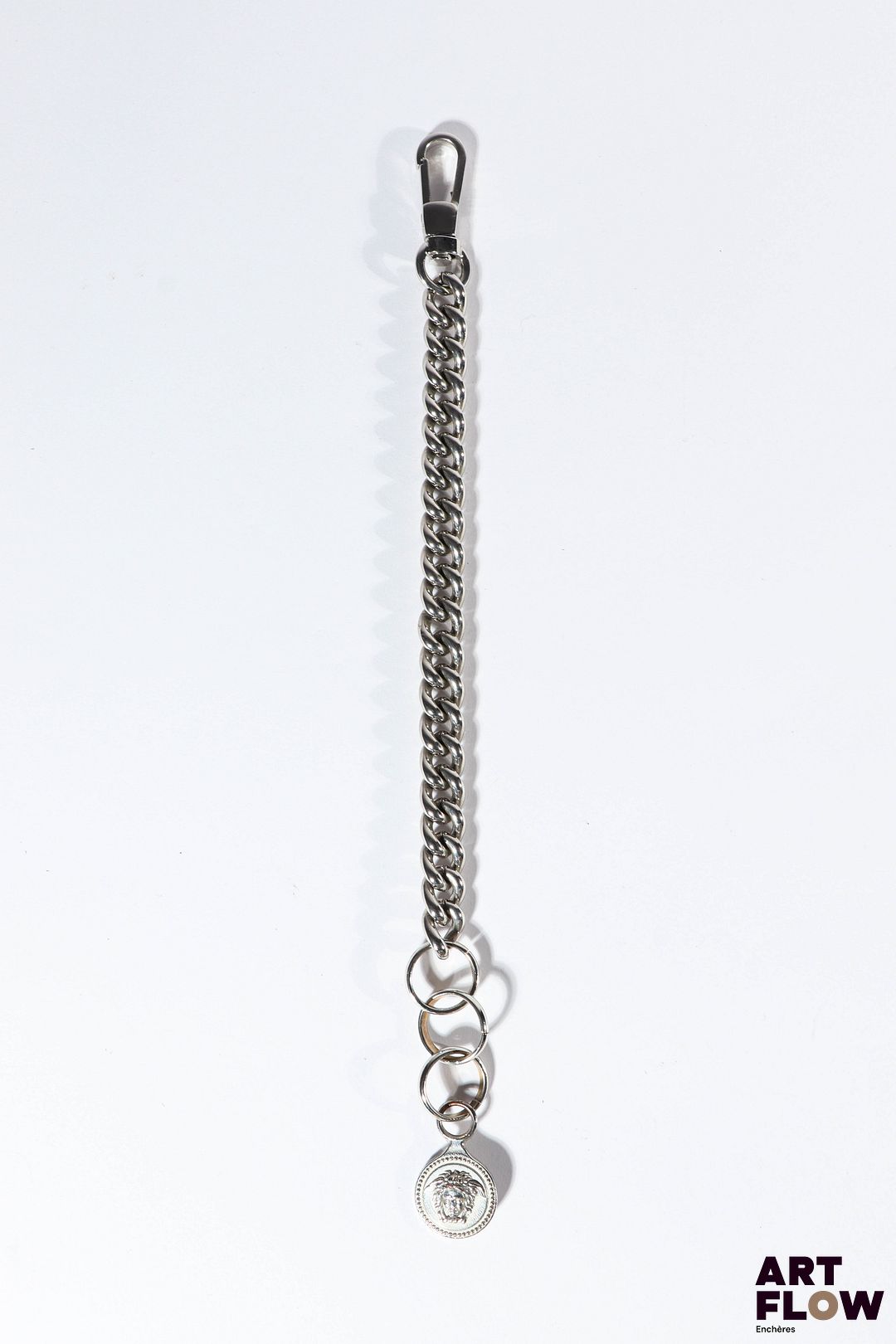 VERSACE Chaine porte clé avec charm pouvant former un bracelet en métal argenté Signé Longueur : 23,5 cm environ Bon état général