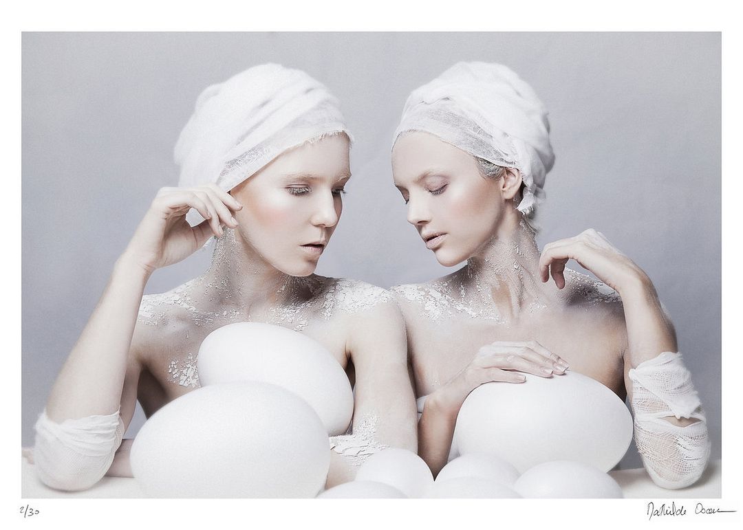 Mathilde OSCAR Sisters of birth, 2019 Tirage pigmentaire sur papier fine art Fabriano Ref : Tintoretto Neve 240g Epreuve signée et numérotée par l&rsquo;artiste. Numérotation aléatoire entre 1 et 30/30. La numérotation peut différée de la photo Dimensions : 50 x 70 cm Édition limitée – 30 exemplaires Excellent état, Jamais encadrée Expédition obligatoire, jusqu&rsquo;à 5 Lithographies dans votre colis pour 14,76€ TTC en France Métropolitaine, et 29,64€ TTC pour l&rsquo;Europe