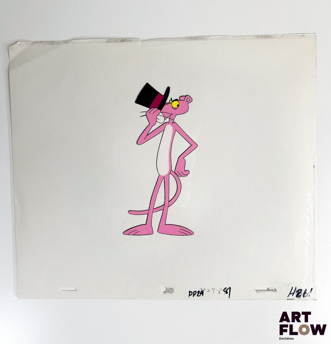 La Panthère Rose (The Pink Panther),d'après Friz Freleng Cellulo à l’encre et à la gouache représentant la Panthère Rose tenant un chapeau à haut de forme Animé américain d'après la série créée par Friz Freleng et David DePatie "La Panthère Rose est le personnage principal de son univers animé. C’est une panthère anthropomorphe, élégante et malicieuse, connue pour son calme, son humour subtil et ses situations comiques souvent muettes. Elle se distingue par sa capacité à se sortir habilement de situations absurdes tout en conservant son style raffiné et son charme unique." Dimensions : 27 x 31,5 cm