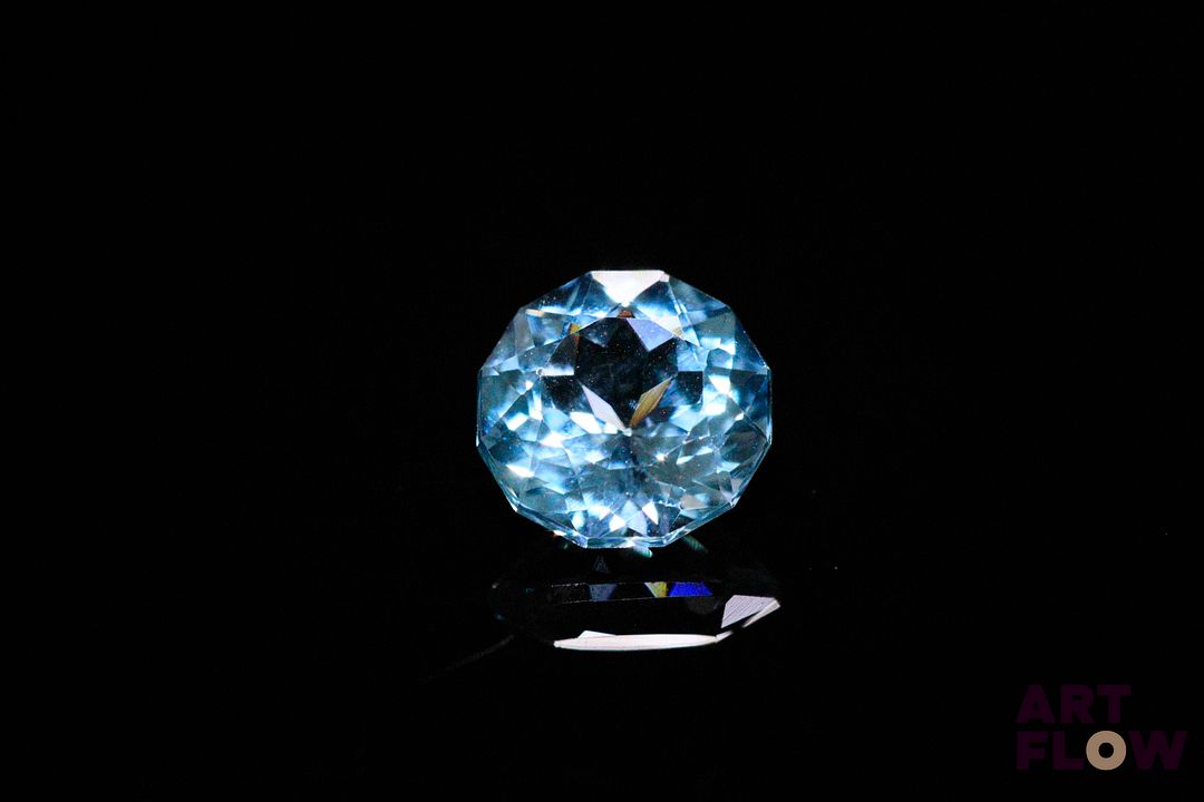 Topaze ronde fantaisie. Très belle couleur. 3.98 cts. 9.7mm