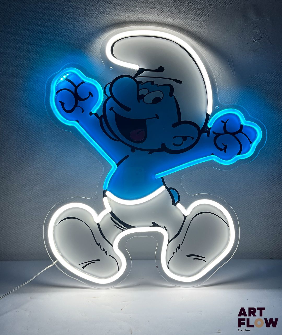 Enseigne lumineuse sur plexiglas Schtroumpf. Dimensions : 50 x 42 cm Fonctionnelle - État général excellent. Fourni avec son alimentation murale.