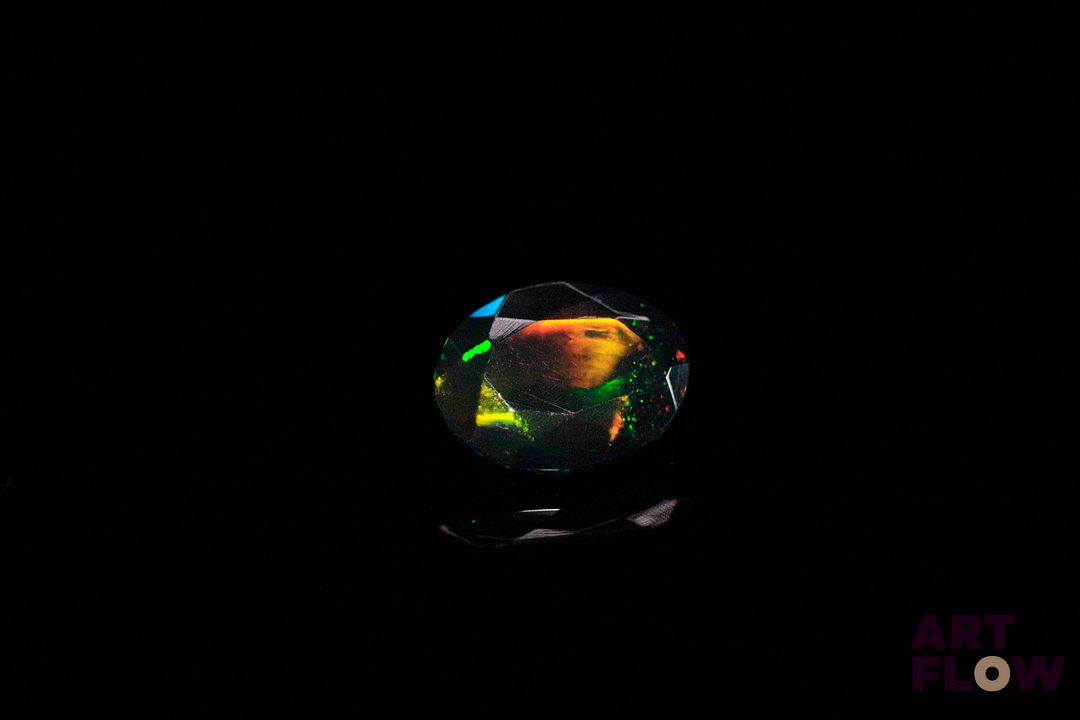 Opale facettée noire ovale. Beaux éclats de couleur. 1.05 ct. 9.0mm x 7.0mm