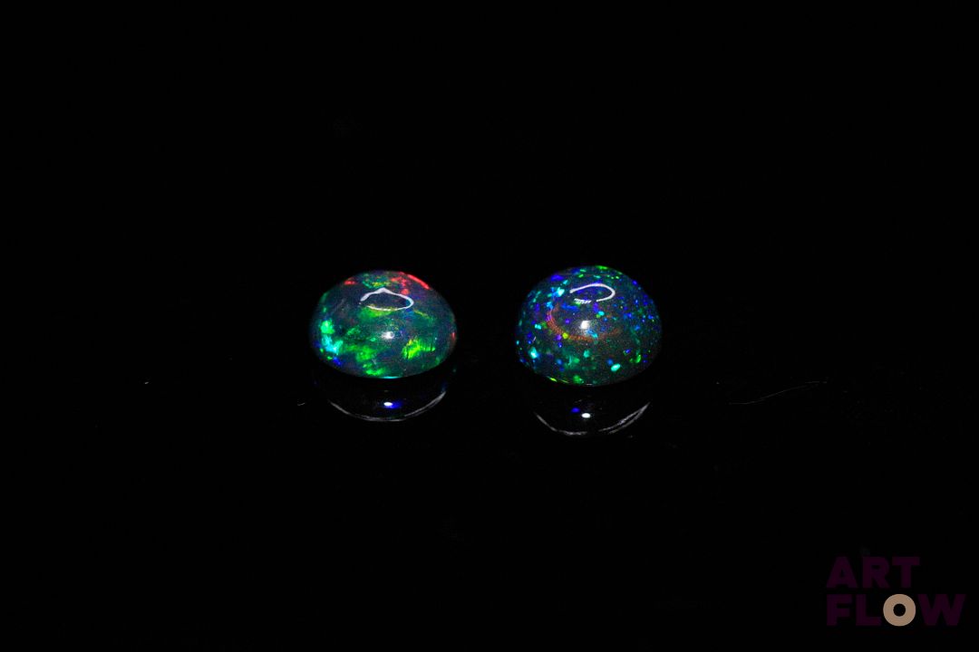 Appairage d'opales cabochons ronds. 1.18 ct. Diam. moy.: 6.0mm