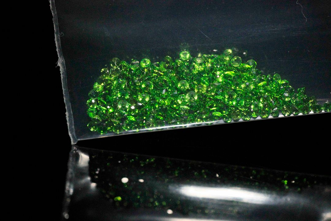 Deux cent cinquante diopsides rondes. 2.50 cts. Diam. moy.: 1.2mm