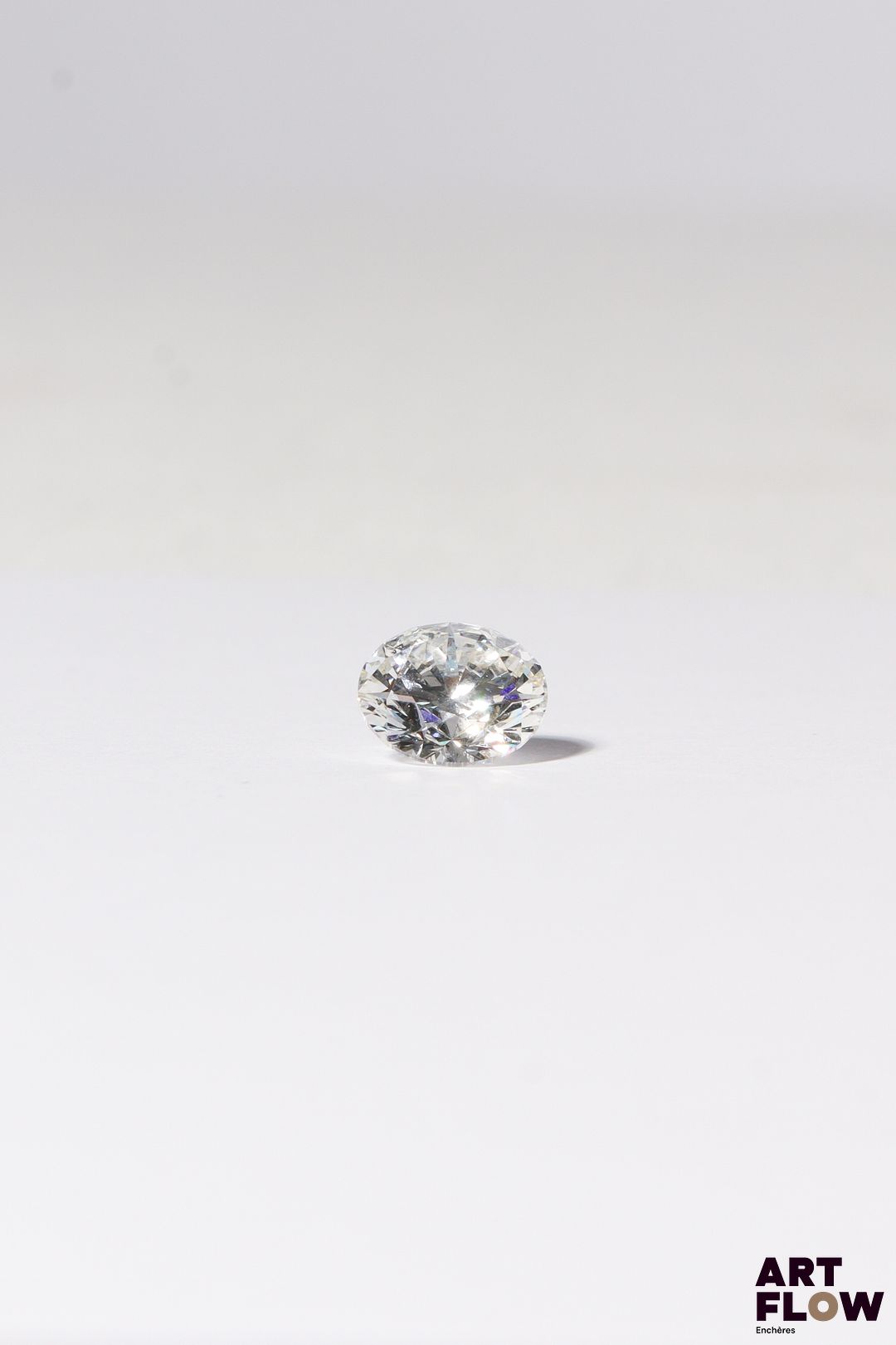 Diamant de synthèse taille ronde de 2.00 carats. Accompagné d'un certificat de laboratoire de l'IGI (international gemological Institute) précisant : Dimensions : 8,14 - 8,16 x 4,90 mm Couleur : F Pureté : VS 1 Qualité de la taille du diamant : Ideal Fluorescence : aucune