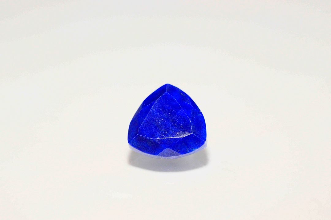 Lapis lazuli trillion. Belle couleur. 3.48 cts. 10.0mm x 10.0mm