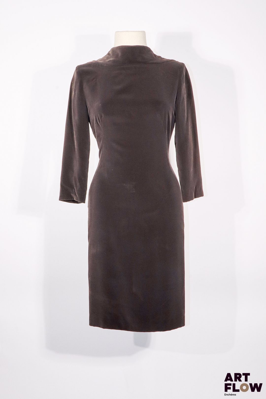Attribué à BALENCIAGA - Robe mi-longue à col bateau et décolleté dans le dos, manches 3/4 cintrée près du corps en velours ras brun foncé - taille présumée 36 - Bon état général malgré quelques défauts (usures, élimée)