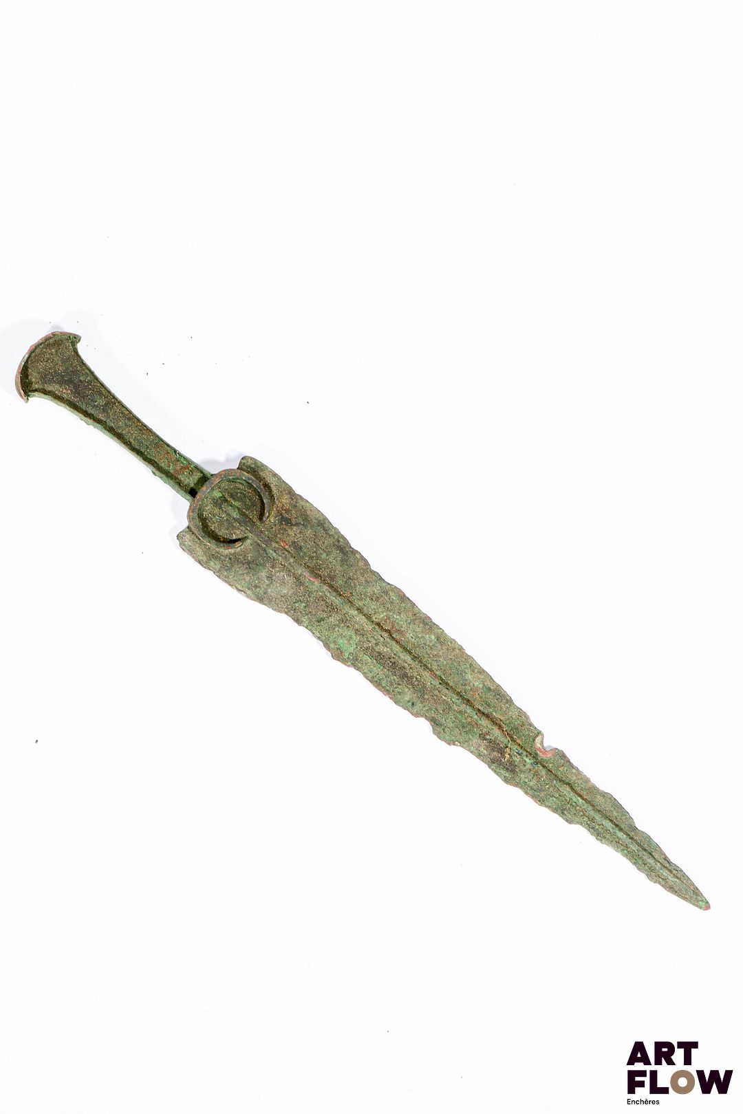 LURISTAN. Dague en bronze à patine verte. Premier millénaire avant JC. L. 41,5 cm. En l'état (chocs sur les tranchants).