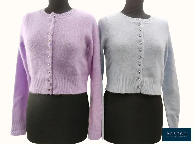 CLAUDIE PIERLOT. Lot composé de 2 cardigans "Mochi" en laine aux boutons argentés, l'un coloris bleu ciel, l'autre en coloris parme, T.0. NEUFS avec étiquettes  - TVA Récupérable